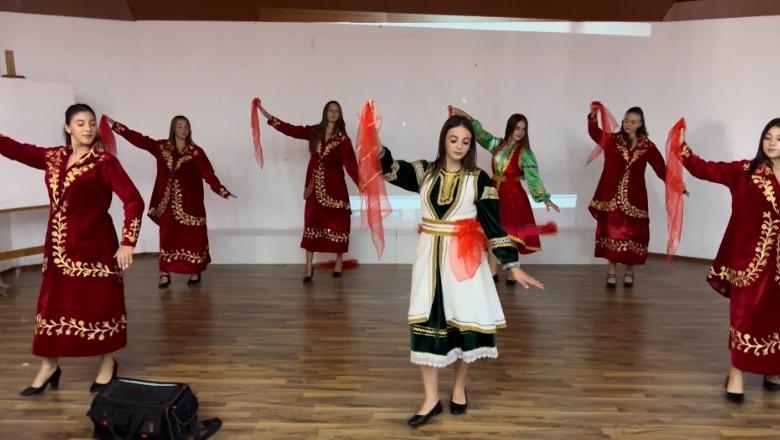 Festivali shqiptaro-rumun Lira Ilira mblodhi artistë në Sarandë