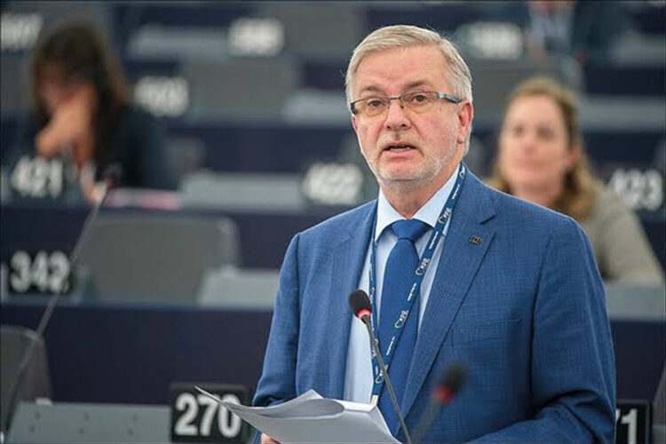 Krimi nuk lejon rotacionin në Shqipëri, Eurodeputeti gjerman thekson se shqetësimet e protestuesve prekin thelbin e integrimit