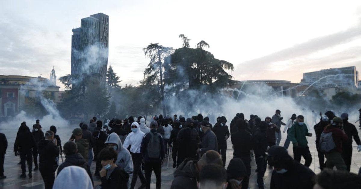Gjykata në Tiranë lë me detyrim paraqitjeje dy protestues të arrestuar