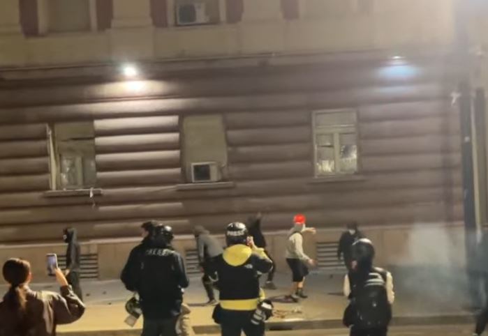 Protestuesit hedhin gurë drejt Kryesisë së Kuvendit