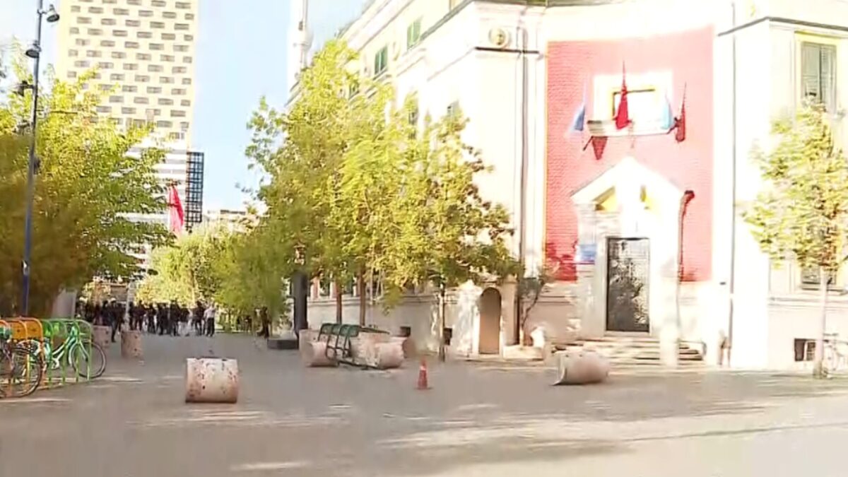 Protestuesit i afrohen Bashkisë së Tiranës, njëri ngjitet në dritare