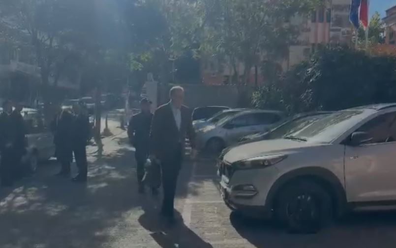 Ilir Beqaj paraqitet në GJKKO i shoqëruar nga policia