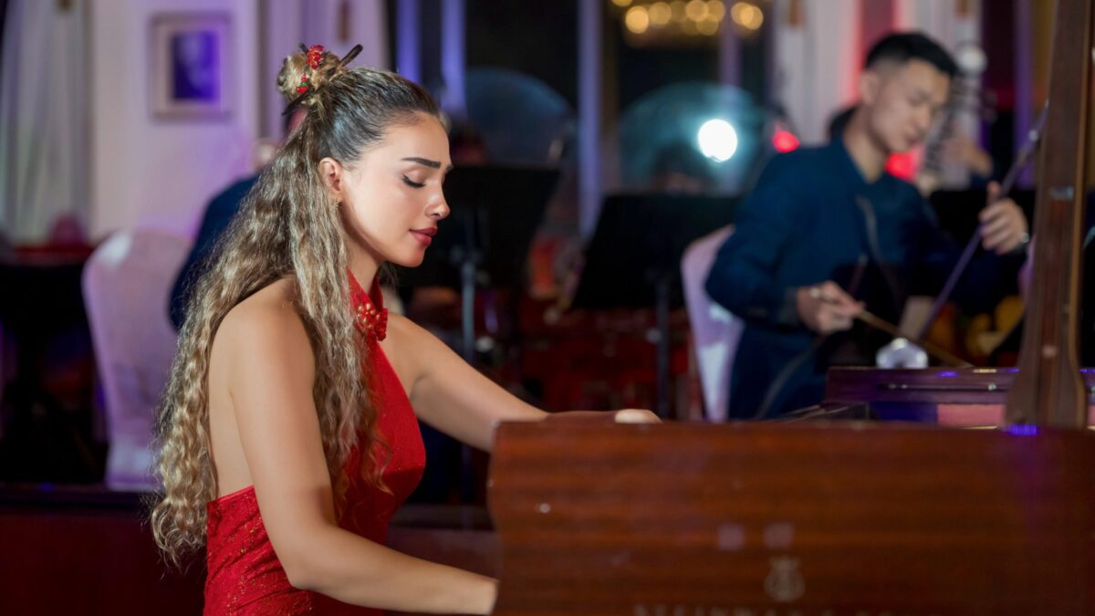 Pianistja shqiptare Anila Aliu sjell kryeveprën kineze Liang Zhu në interpretim magjepsës