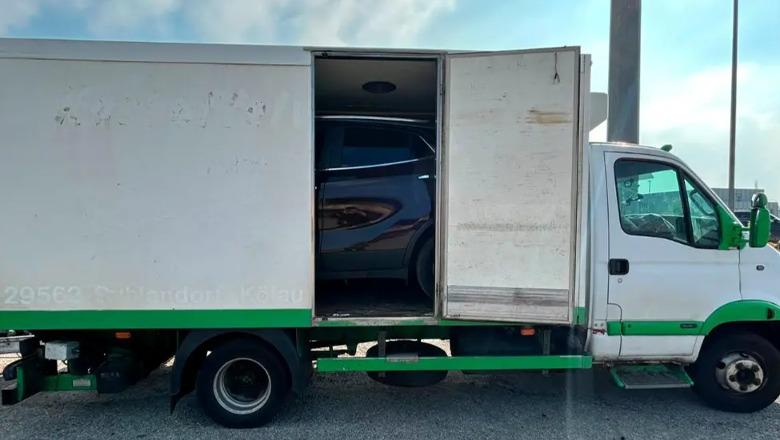 Kamion frigoriferik me dy makina drejt Shqipërisë, 10 mijë euro gjobë për shqiptarin