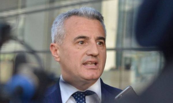 Koci kërkon shkarkimin e ministrave që nuk japin dorëheqje