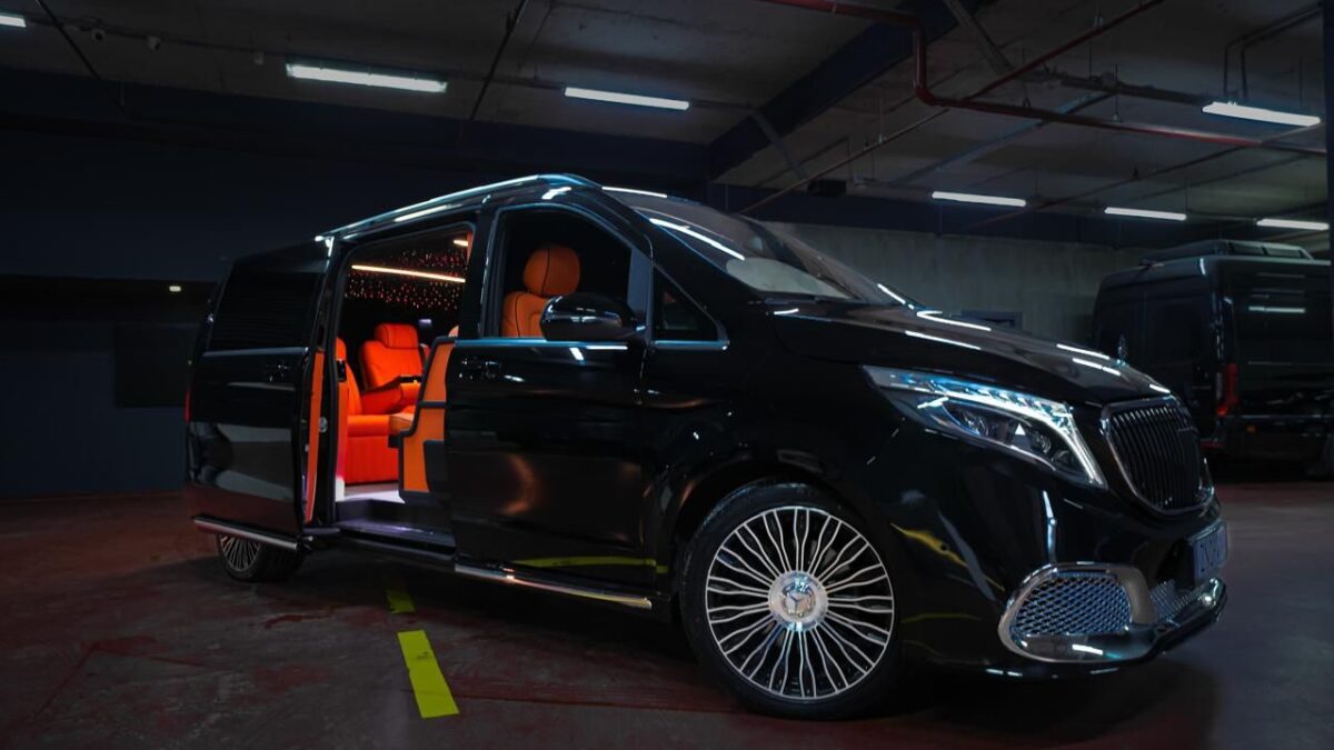 Makinë me qera në Shqipëri, furgon Mercedes në garazh