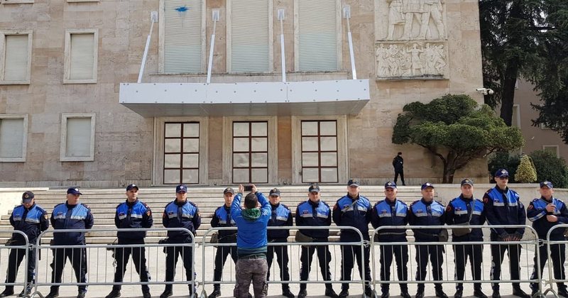 Mbi 2 mijë policë në terren për protestat, angazhohet FNSH dhe Shqiponja