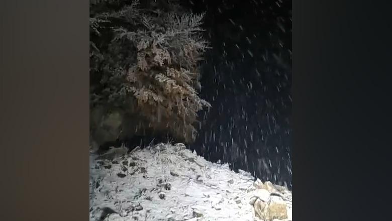 Mirdita zbardhet nga dëbora, temperaturat bien ndjeshëm