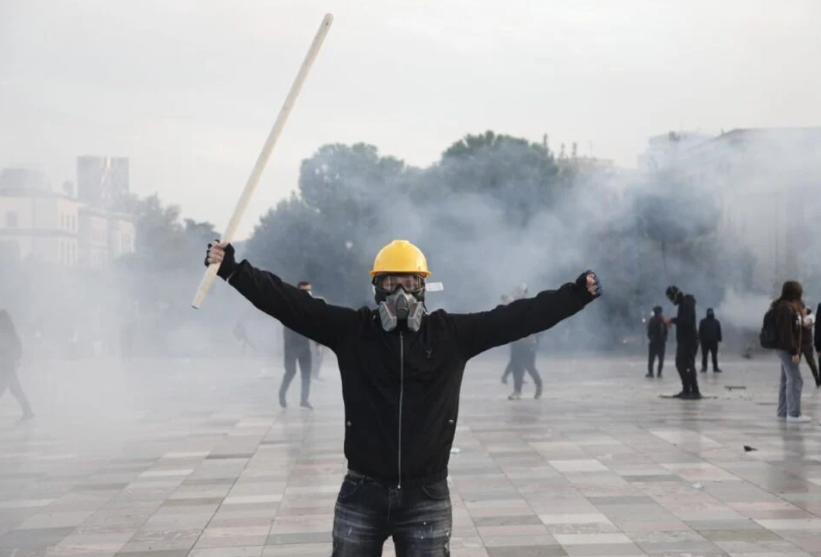 Protesta e djeshme në Shqipëri, tensione dhe përdorim gazi