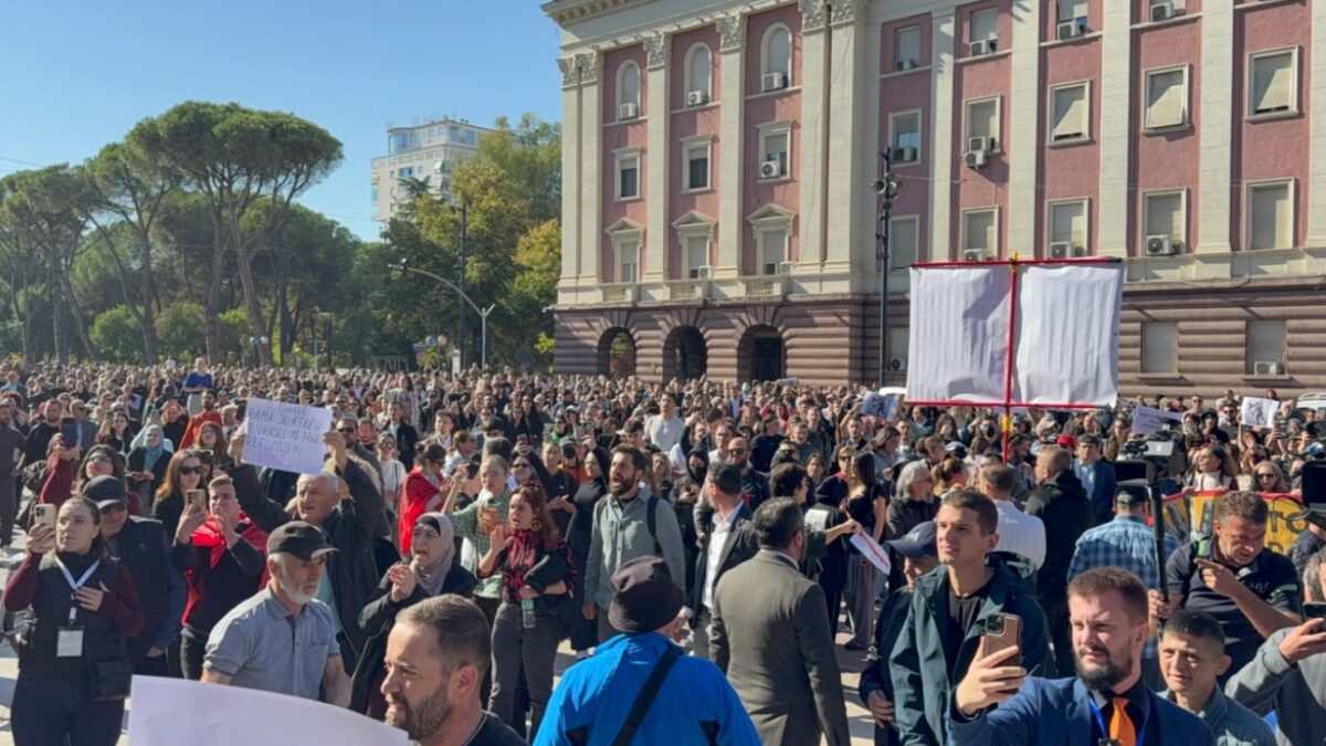 Pedagogë dhe studentë protestojnë para zyrës së kryeministrit, kërkojnë arrestimin e Ramës