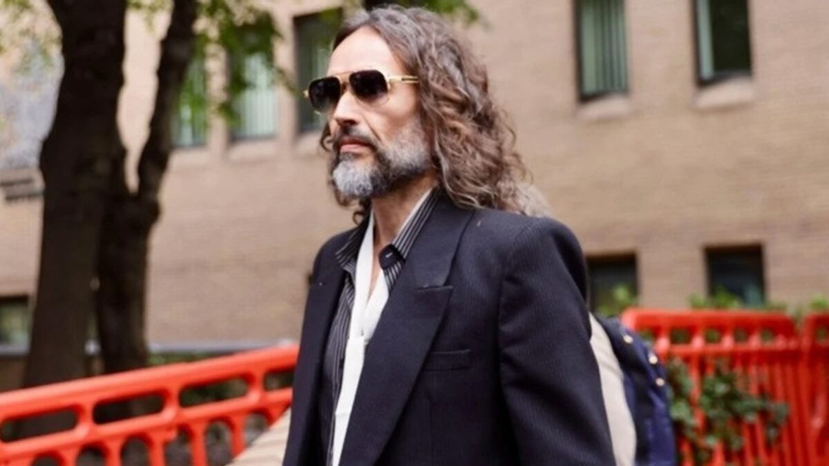 E rrëfimi tronditës i gruas që akuzon Russell Brand: M’u desh të ulesha mbi…