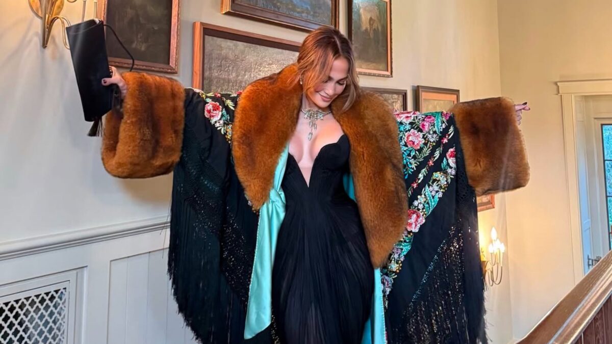 Jennifer Lopez shndërron fustanin e zi në një spektakël të vërtetë mode