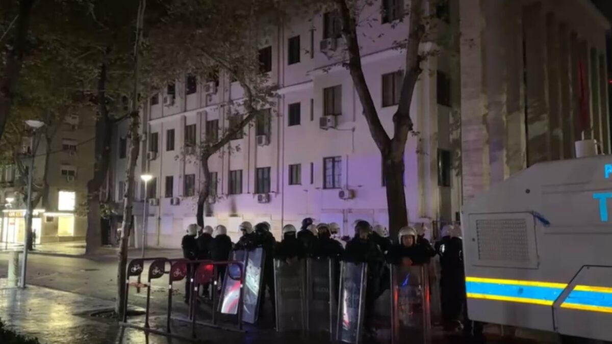 Policia shton forcat në Tiranë, autoboti dhe kordoni në Gjykatën e Lartë