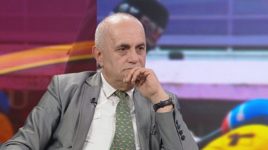 Profesor Artan Fuga pas fitores së studentëve në Serbi: Po Shqipëria?