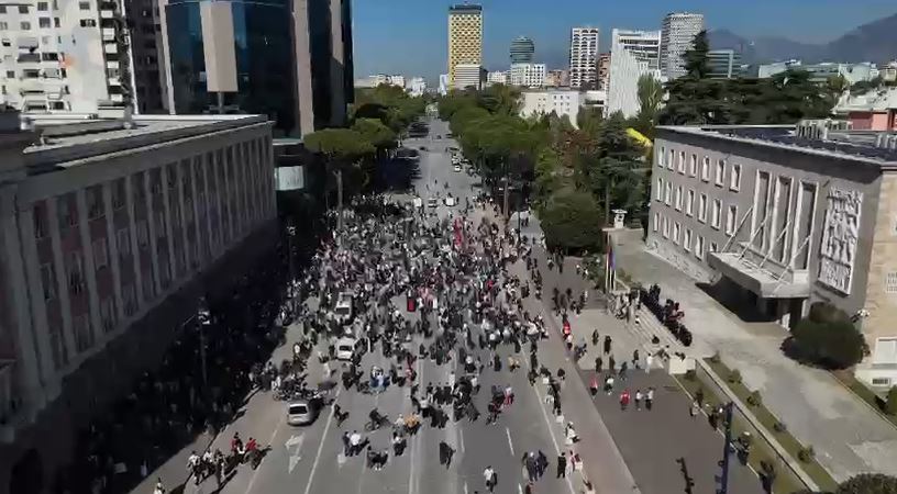 Protesta e pedagogëve, bojkot i mësimit në universitete: vetëm 10 për qind e personelit akademik firmosi peticionin për dorëheqjen e Ramës