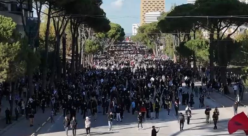 Të rinj me maska në Bulevard, tensione sporadike nga grupi i TikTok