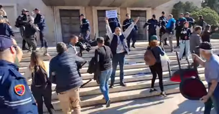 Protestuesit rrëzojnë karriget e Ramës para Kryeministrisë dhe shqyejnë fletët e dialogut