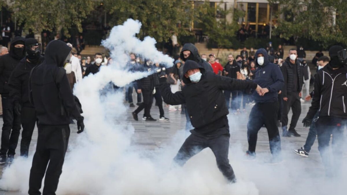 Protesta në Tiranë plagos 13 persona, mes tyre edhe policë