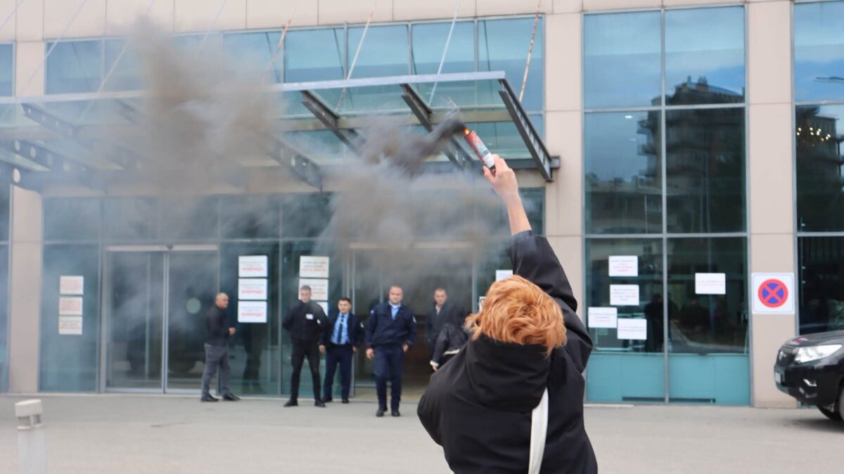 QIKA proteston te Ministria e Drejtësisë, kërkon dorëheqjen e Gërvallës