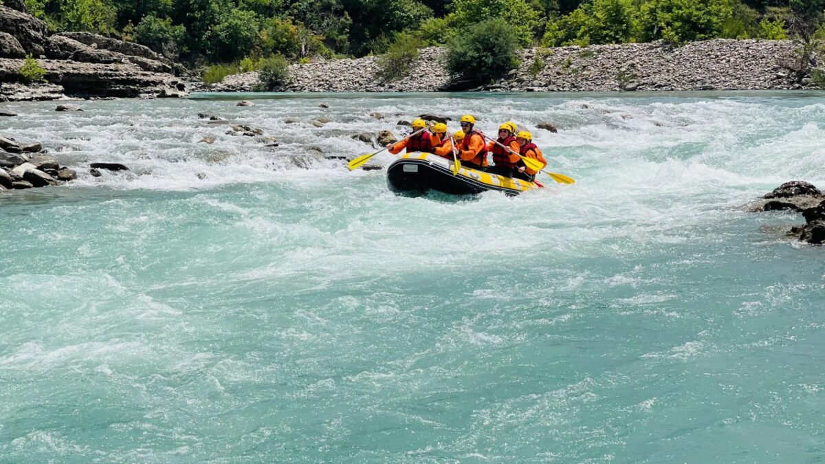 Rafting në Vjosë pranë Përmetit, gomone në ujërat e shpejta