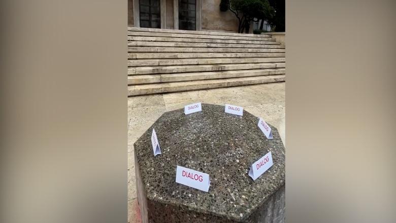 Rama fton përsëri protestuesit për dialog, sofra e gurtë para Kryeministrisë