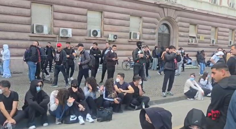 Studentët i kushtojnë Ramës këngë të re, nga ironia me trenin te moltoja me reçel