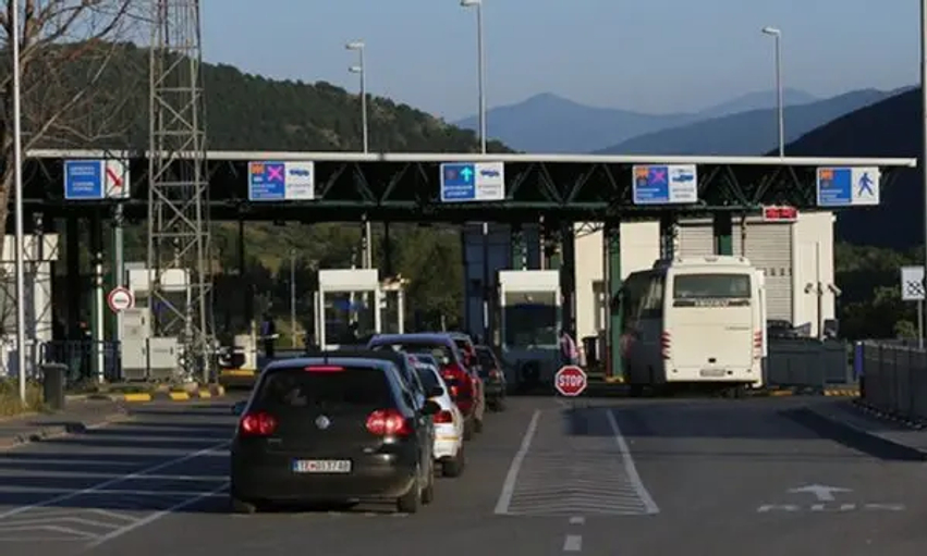 Pritje deri në katër orë në kufirin Kosovë-Serbi, kolona kilometrike