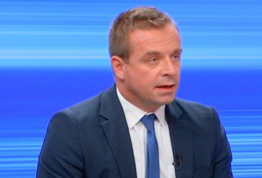 Avokati serb kërkon hetime në tri vende për blerjen e votave pro Vuçiqit