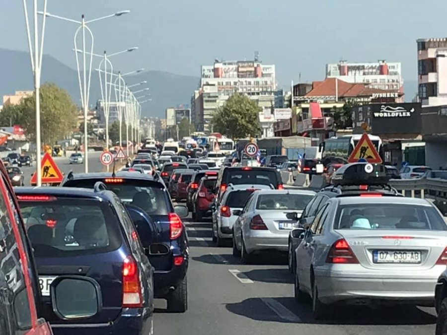 Rriten taksat për makinat luksoze deri në 40 mijë lekë në vit