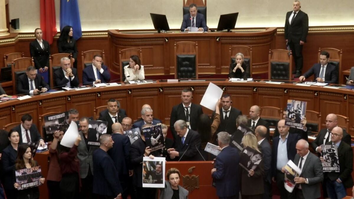 Tension në Kuvend, opozita bllokon foltoren dhe përleshet me Gardën