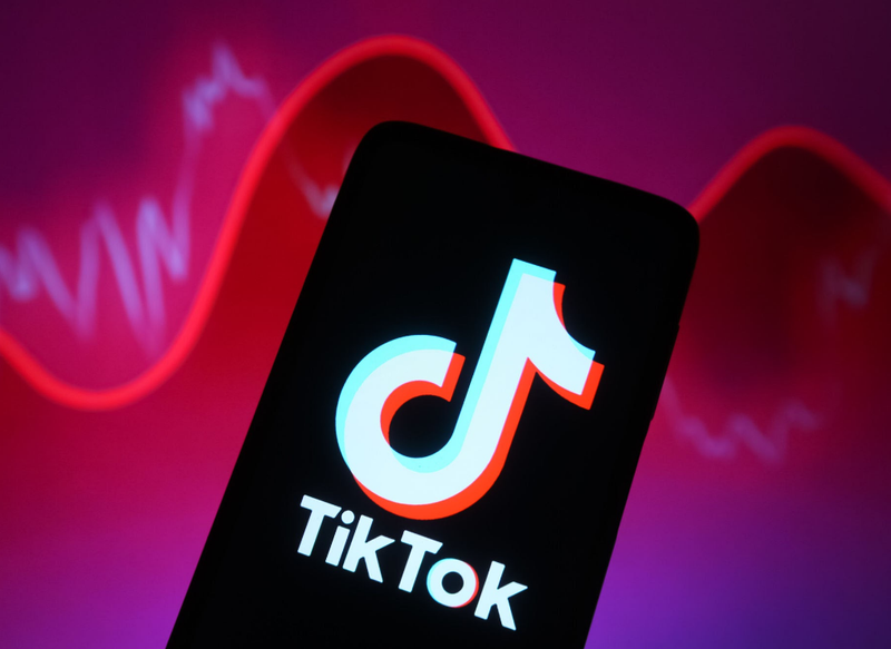 TikTok godet trazirat me masa të reja: bllokon kërkimet nxitëse dhe kufizon monetizimin e transmetimeve