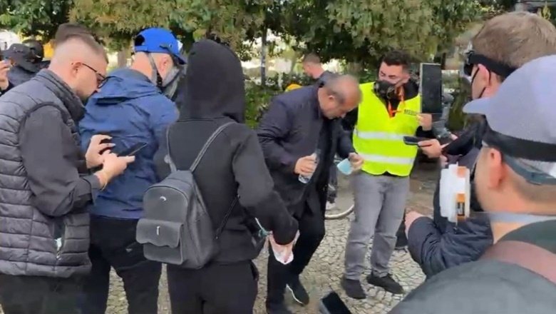 Deputeti i PD-së me probleme në sy, gazi lotsjellës përfshin qendrën e Tiranës